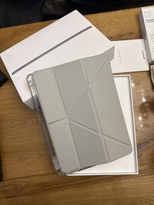 iPad 9. generacji 64 GB + pokrowiec + pudełko + ładowarka