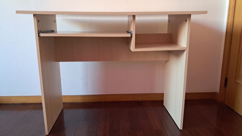 Secretária com prateleira e arrumação