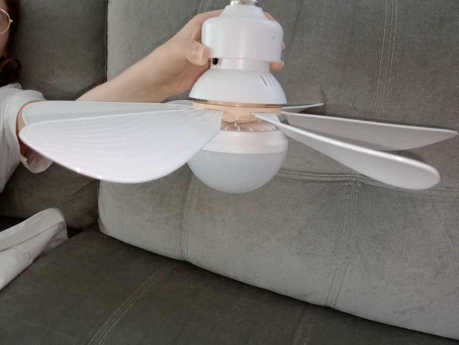 Ventoinha de teto com lâmpada integrada