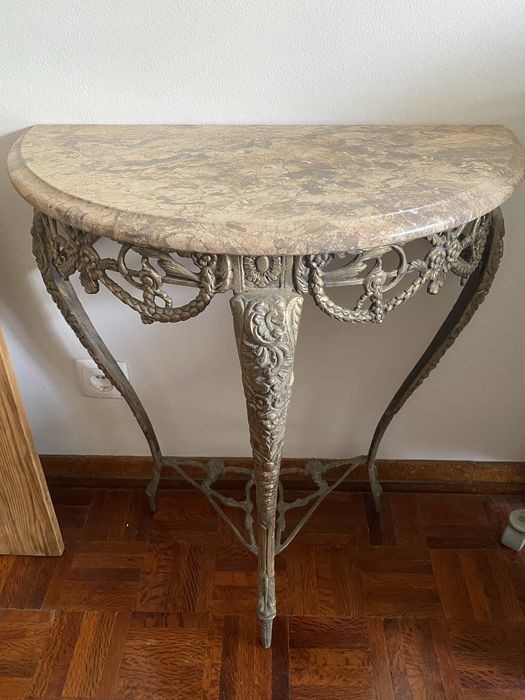 Mesa de Entrada / Hall com Tampo em Mármore e Pés em Latão