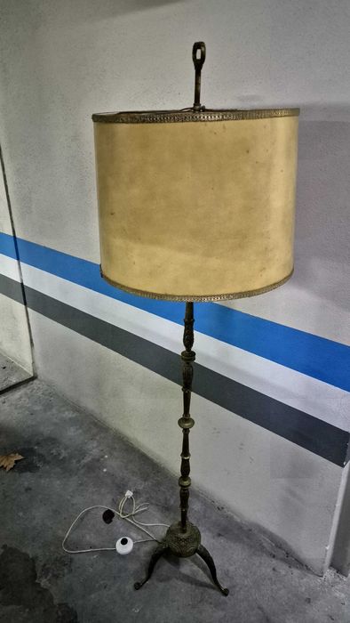 Candeeiro antigo de pé.