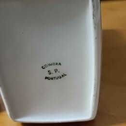 Garrafa com motivos de caça da Sociedade de Porcelanas de Coimbra #