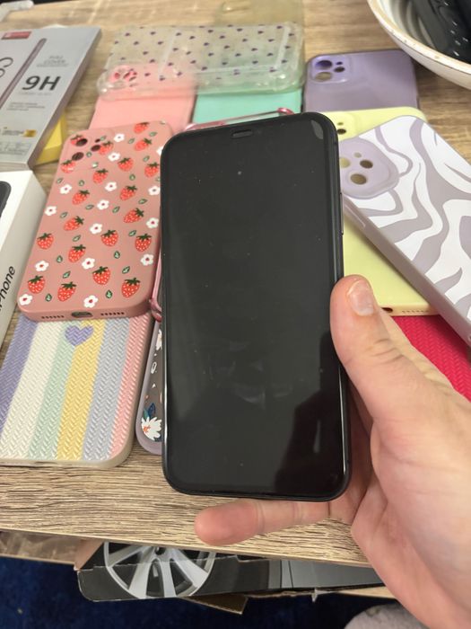 iPhone 11 com várias capas e películas, sem riscos