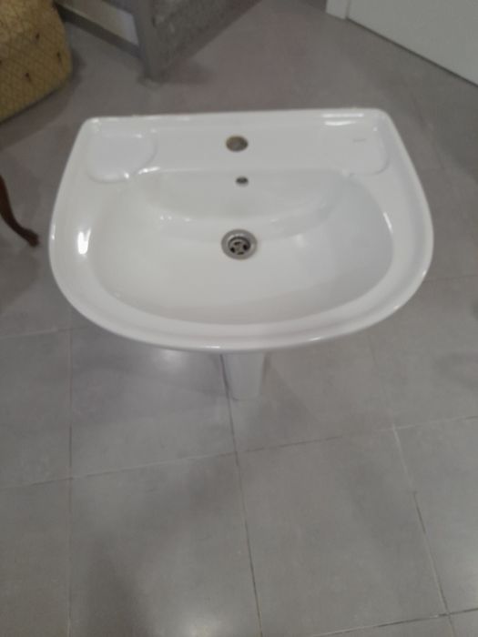 Dois lavatório brancos