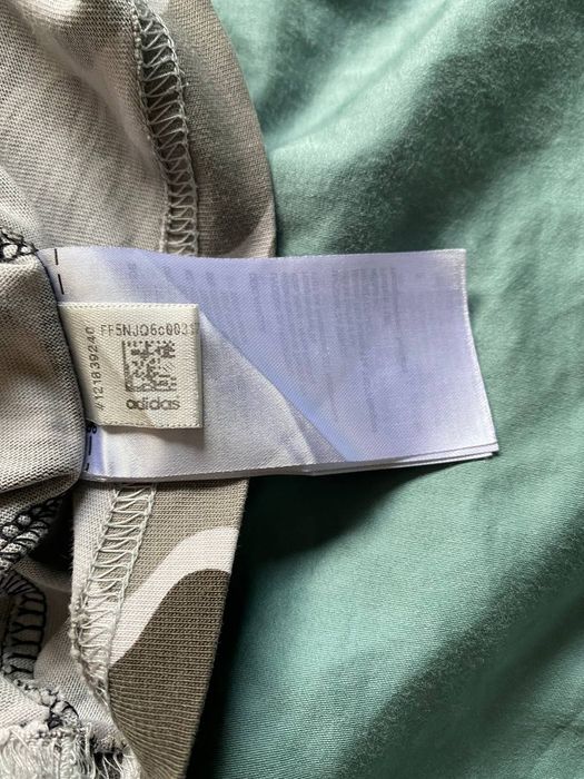 Футболка adidas.