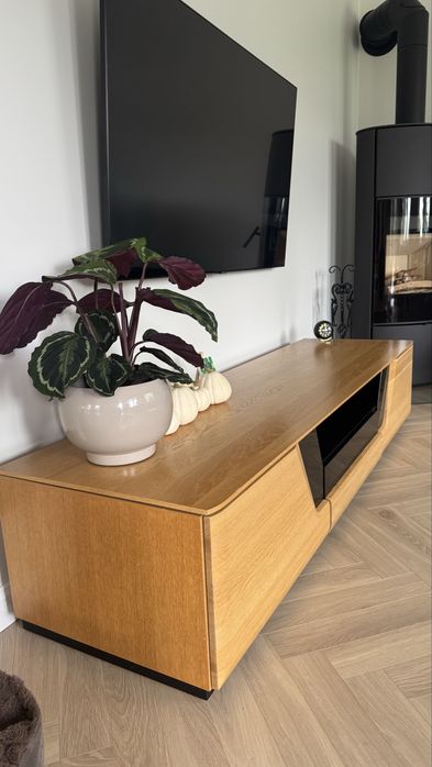 Mebin Corino – elegancka szafka RTV z litego dębu
