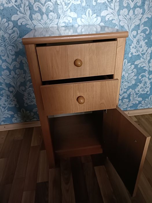 Тумбы,зеркало. Прихожая.