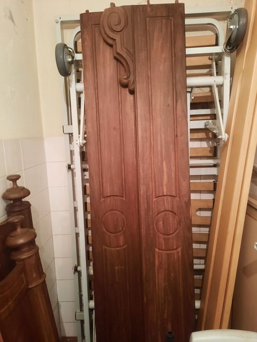 Cama de solteiro em madeira maciça