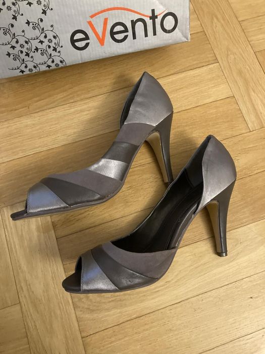 Szare buty na obcasie z odkrytym palcem Evento