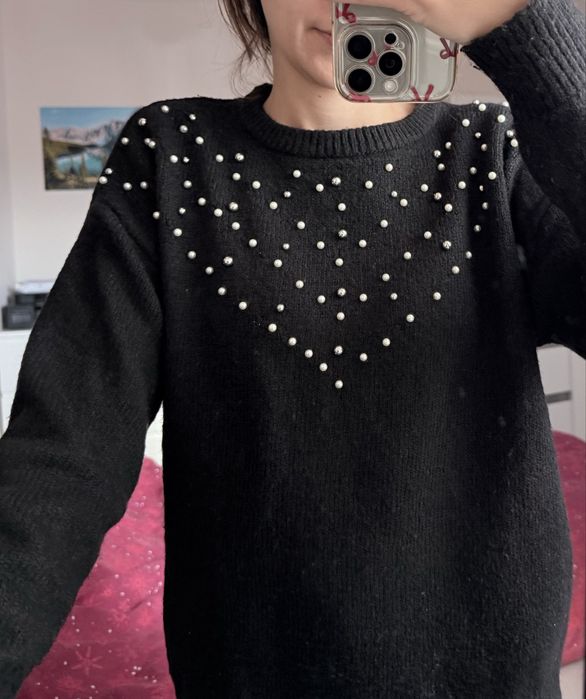 Czarny sweter z koralikami
