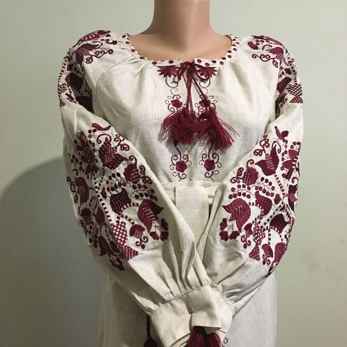 Вишиванки, плаття.