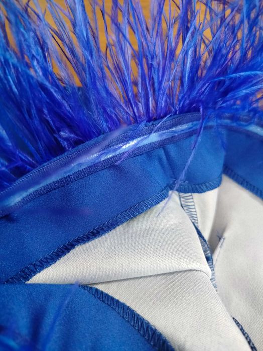 Elegancka sukienka z piórami Lost City r. S