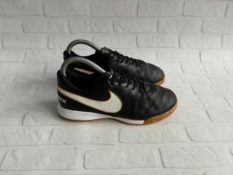 Nike Tiempo Leather 37 розмір шкіряні футзалки бампи кросівки оригінал