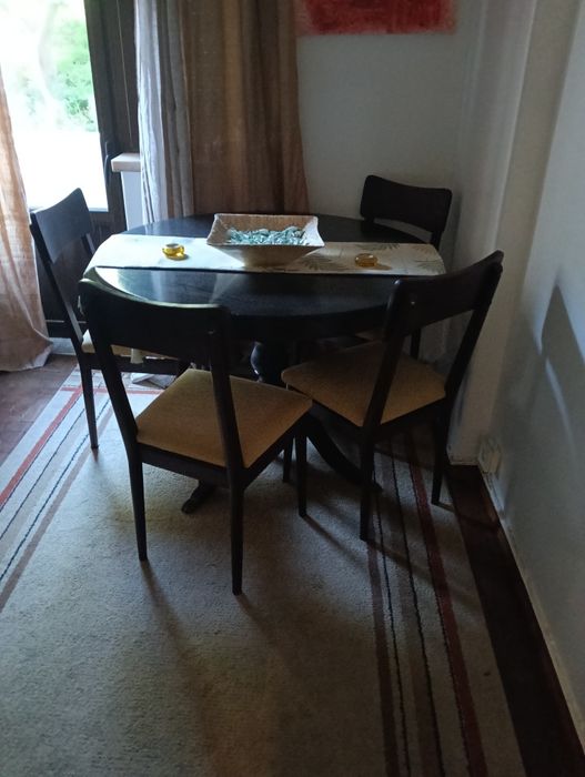 Vendo mesa de sala e 4 cadeiras