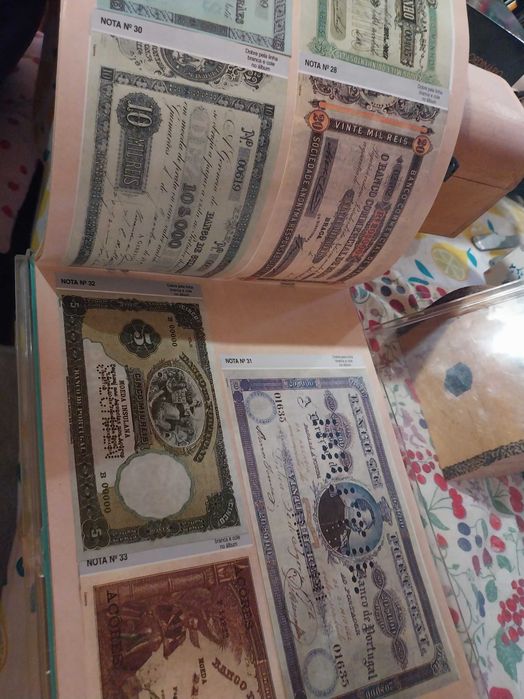 Notas, moedas e condecorações antigas