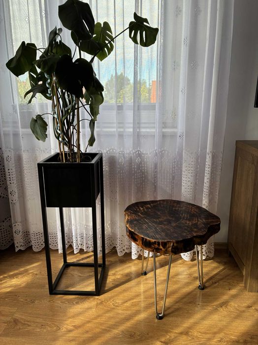 Stolik kawowy – elegancki, lakierowany, z pełnymi chromowanymi nogami