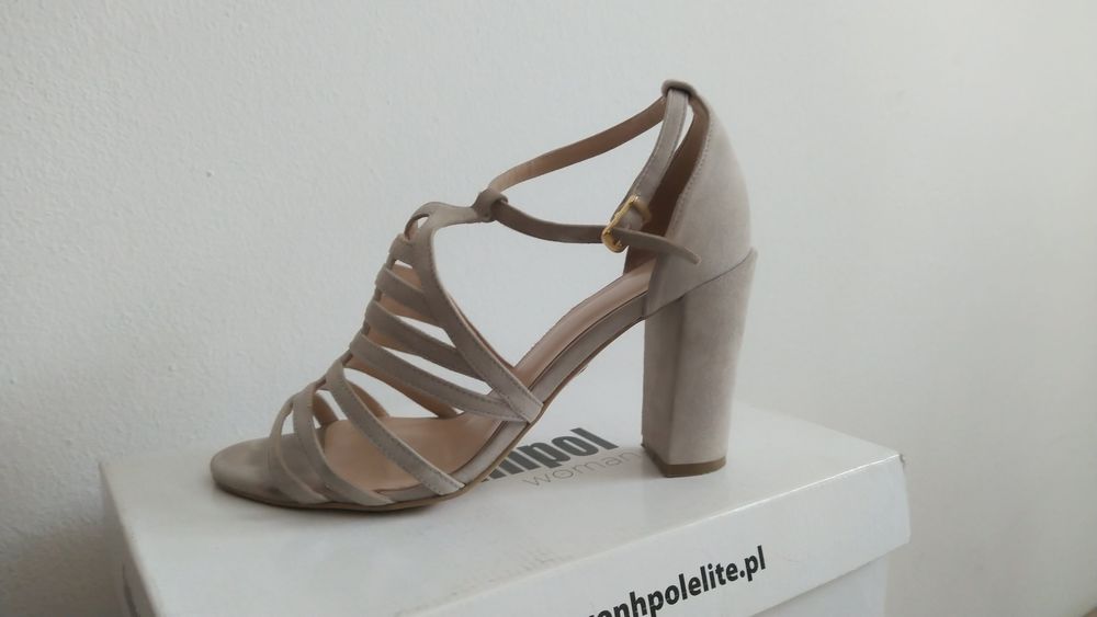 Piękne zamszowe buty sandałki