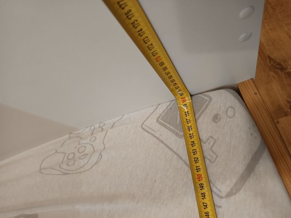 Łóżko dziecięce z materacem w zwierzątka.