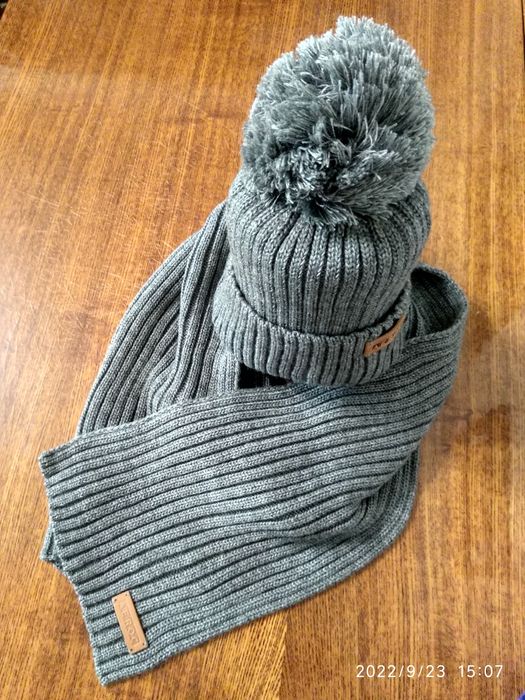 Вязаная шапка с шарфом