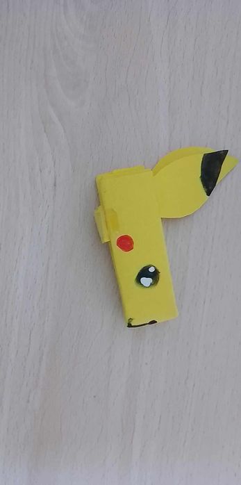 Mini Pikachu na palec
