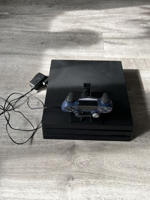 PS4 PRO 1TB+ pad i ładowarka do padów
