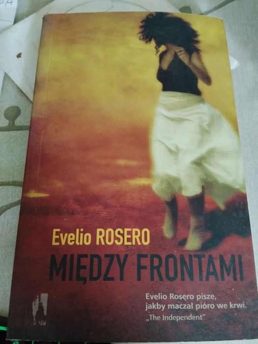 Między frontami Evelio Rosero