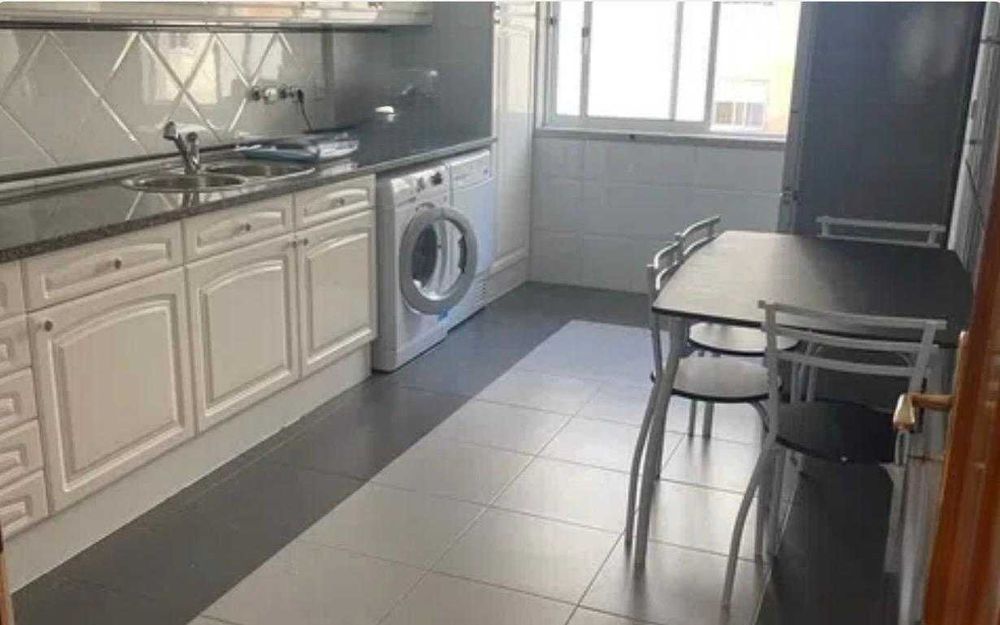 Quarto Mobilado para Arrendar – 475€ com Despesas Incluídas