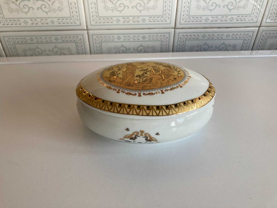 Caixa oval em porcelana