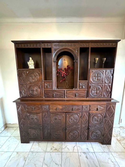 Móvel de sala em madeira maciça, esculpido à mão