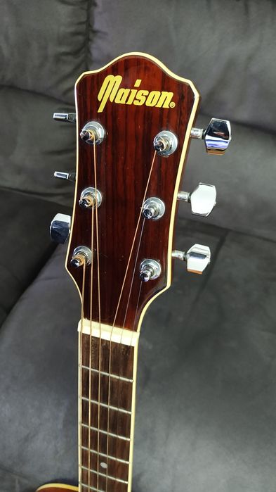 Guitarra Maison em excelente estado de conservação.
