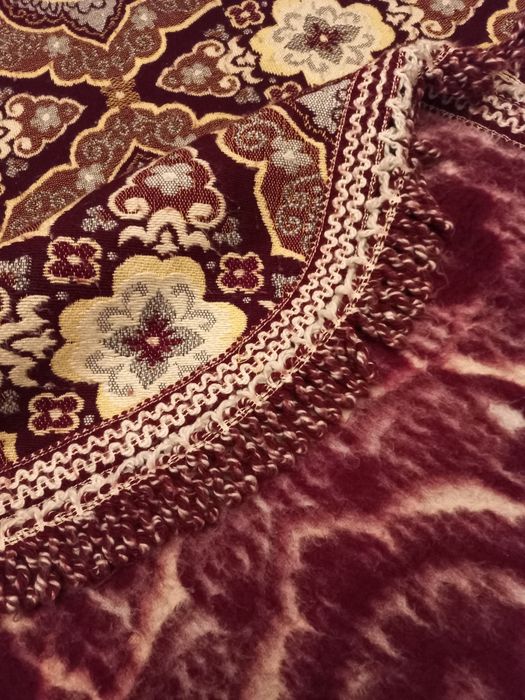 Colcha cobertor com franja em tons bordeau e amarelo