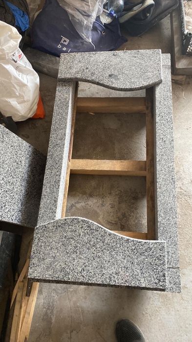 Памятники ,граніт ,бетон ,крошка ,пластик надгробніки ,установки