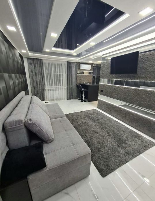 Сдам 1-комнатную квартиру с видом на площадь, центр города!