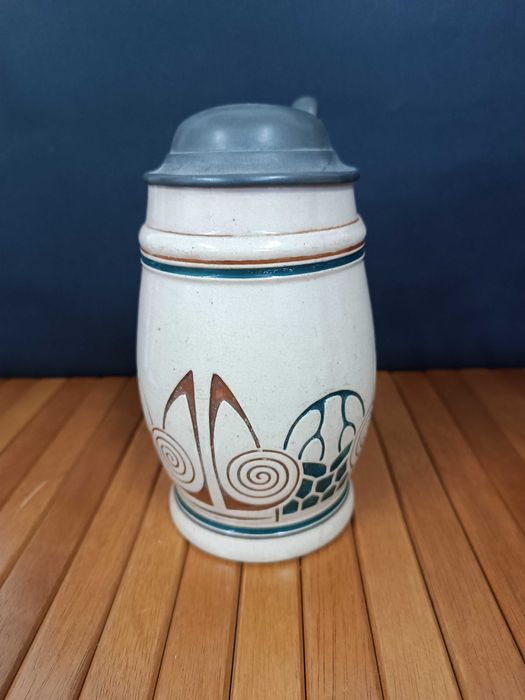 Antiga e curiosa caneca de cerveja com tampa. Alemã. Art deco