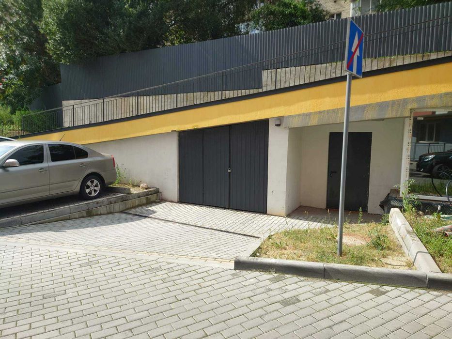 Гараж на  Олени Степанівни