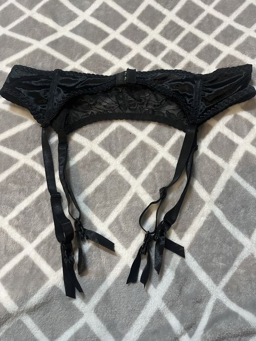 Pas do pończoch, czarny