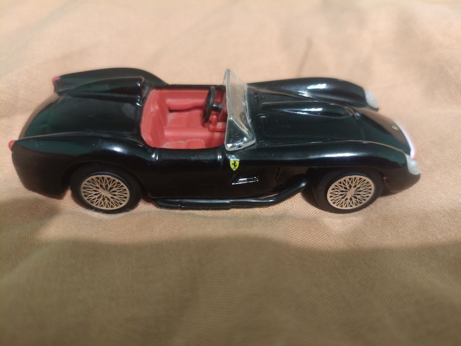 Моделька машинки Ferrari 250 Testa Rossa 1957 року.