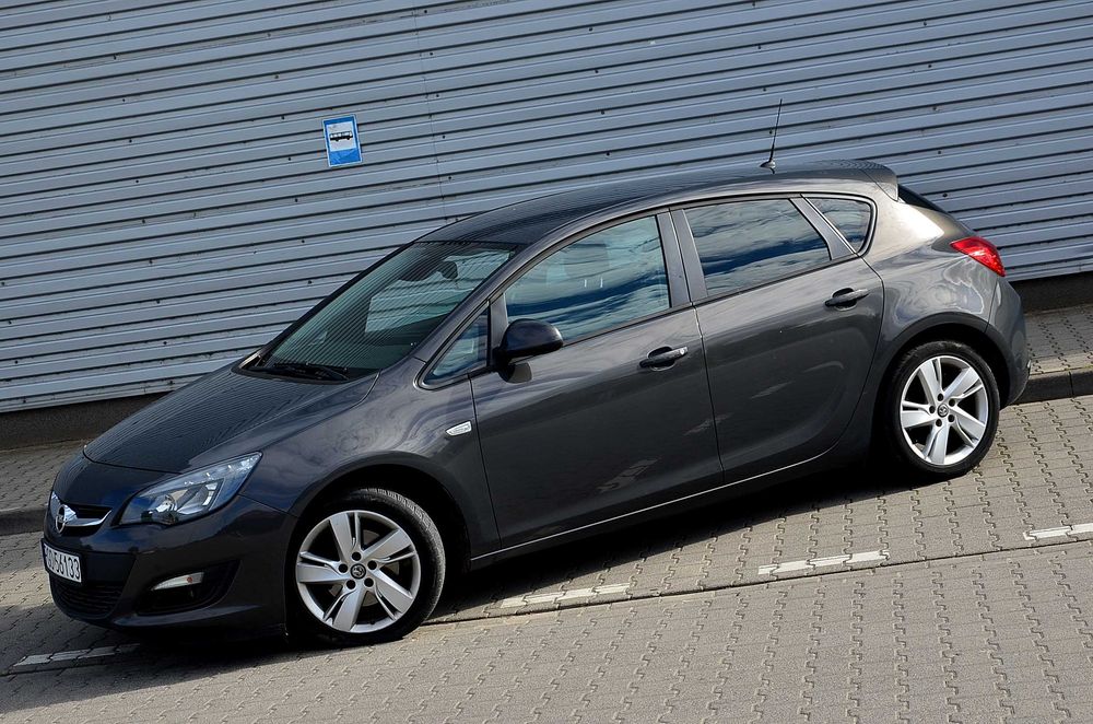 Opel Astra J 2014r. 1598cm3*136koni* Bogate Wyposażenie* 100% Sprawny