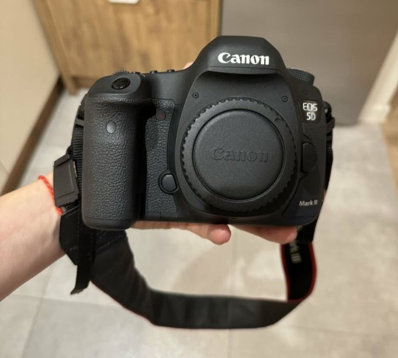 Canon EOS 5D Mark III 5126 klatek + obiektyw + dodatki stan idealny.