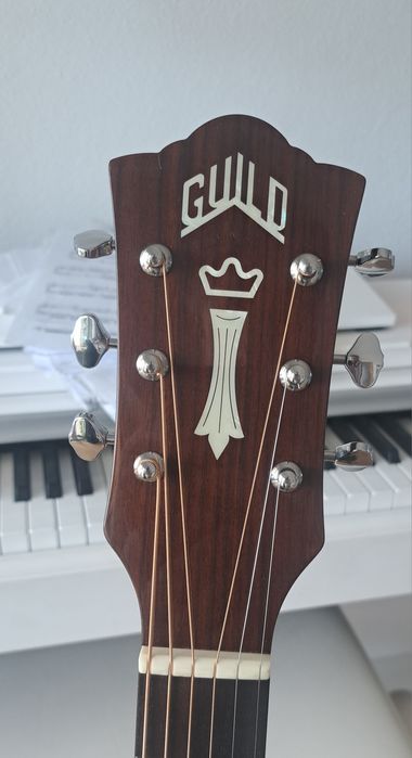 Guitarra Guild OM 150 CE