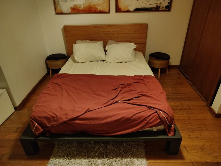 Cama usada 200x140cm com cabeceira em madeira