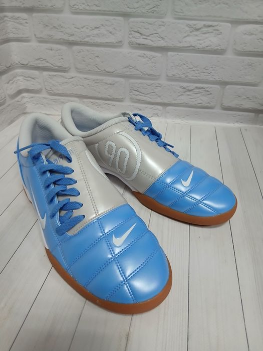 TOTAL 90 У ФОРМІ ВУЛИЧНОГО ОДЯГУЧоловвви Nike Total 90 футзал
Один з найлегендарніших силуетів футбольної епохи,Nike Total 90 повертається як одна