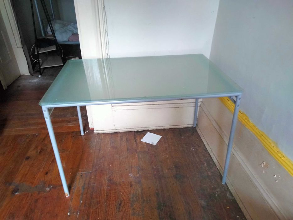 Mesa de vidro sem cadeiras