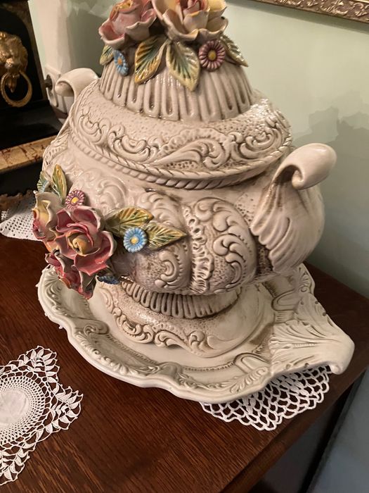 Waza porcelanowa z pokrywką i talerzem.