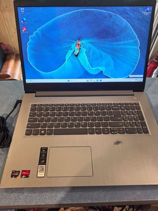 Laptop komputer Lenovo idea pad 3-17 8GB ram 512 ssd ryzen3