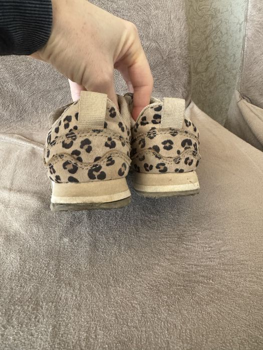 Набір шапка снуд і кросівки