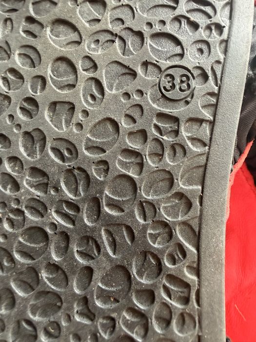 Czerwone buty z koronkową falbanką