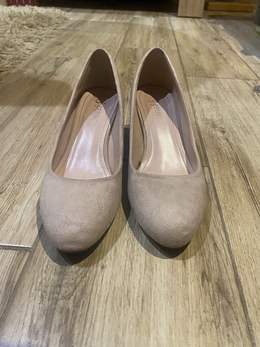 Buty zamszowe pudrowe na słupku rozmiar 38