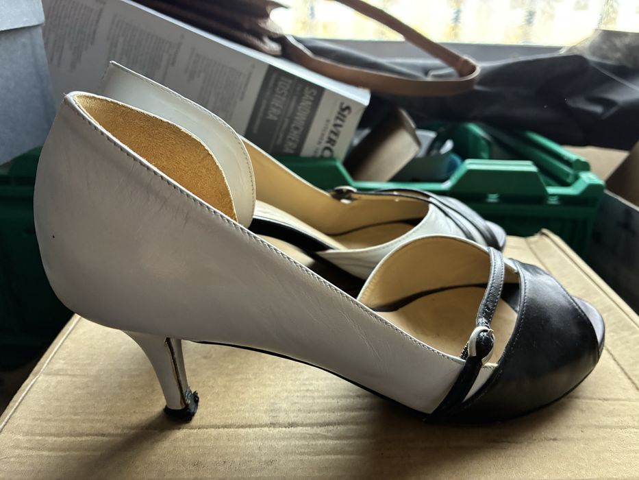 Sapatos Vannel pretos e brancos