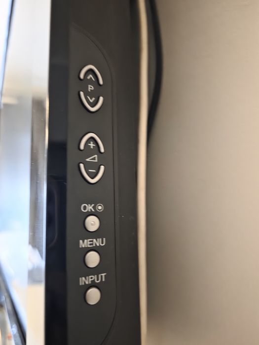 Televisão LG 42" (42LG2000) - Muito Bom Estado + Comando e Suporte